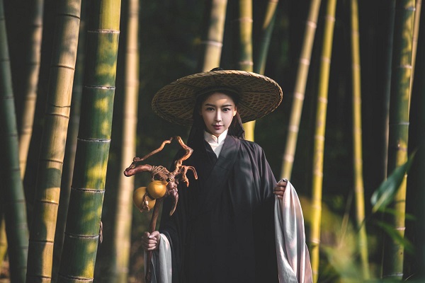 紫鑫以时尚为媒传播传统文化 获赞“最美女道士”