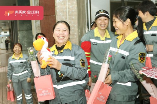 “三八”妇女节致敬城市美容师，奥买家为环卫工送上护手霜和鲜花