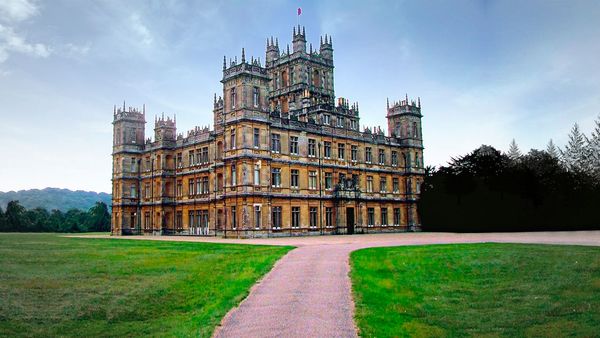 《唐顿庄园》拍摄地Highclere Castle  图片来自维基百科