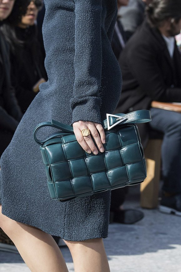Bottega Veneta的Padded Cassette手袋 图片来源:purseblog