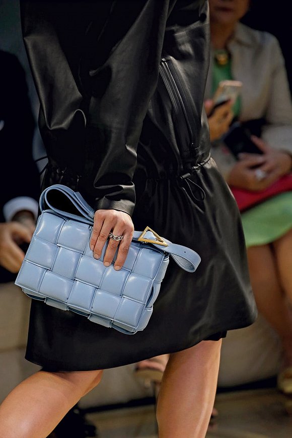 Bottega Veneta的Padded Cassette手袋 图片来源:purseblog