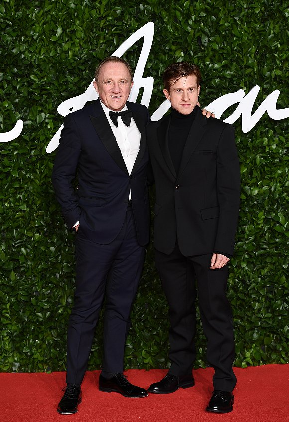 开云集团总裁兼CEO François-Henri Pinault(左)和Bottega Veneta创意总监Daniel Lee(右)